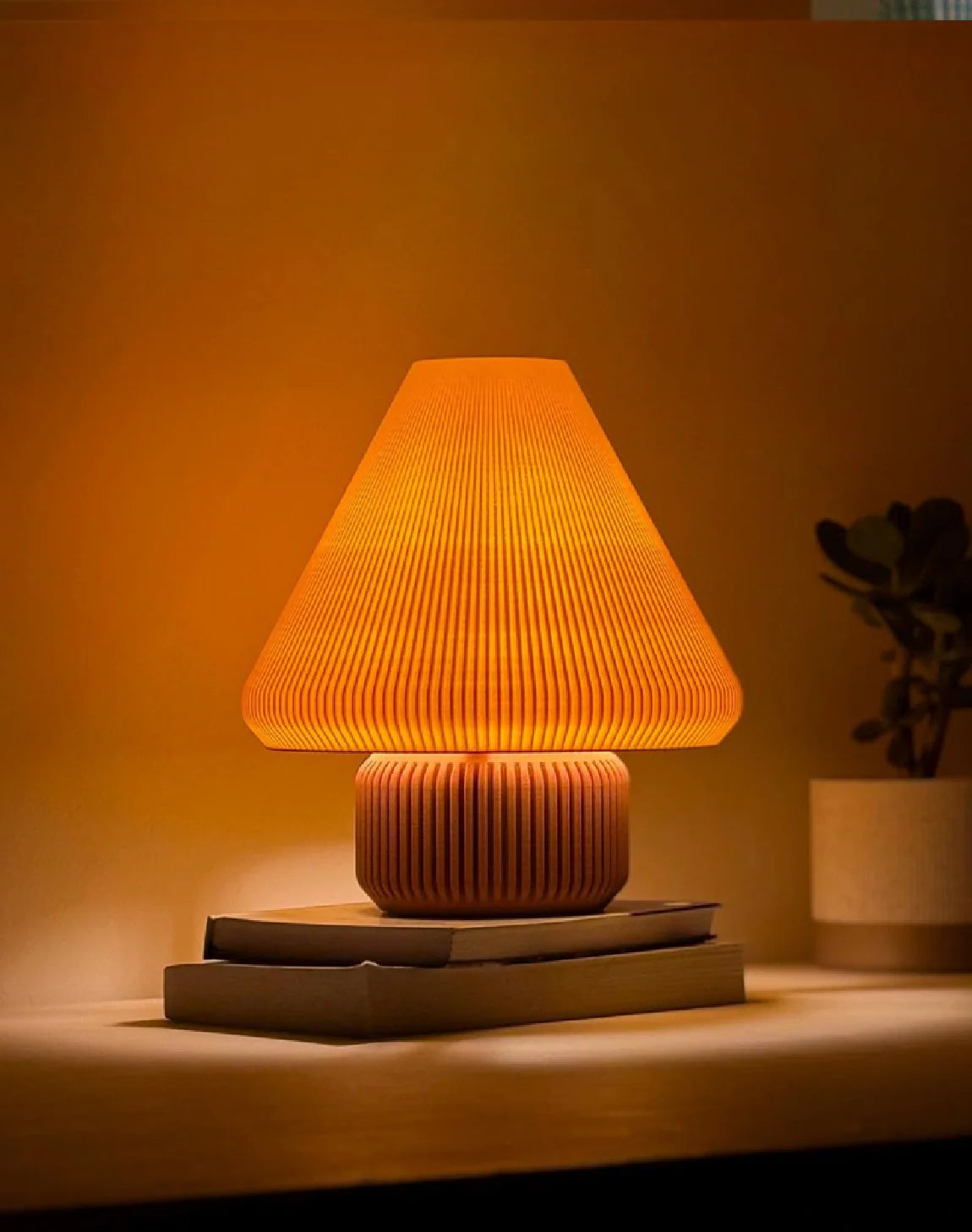 Modern Pilili Ahşap Masa Lambası – Sıcak Işık, Minimal Tasarım